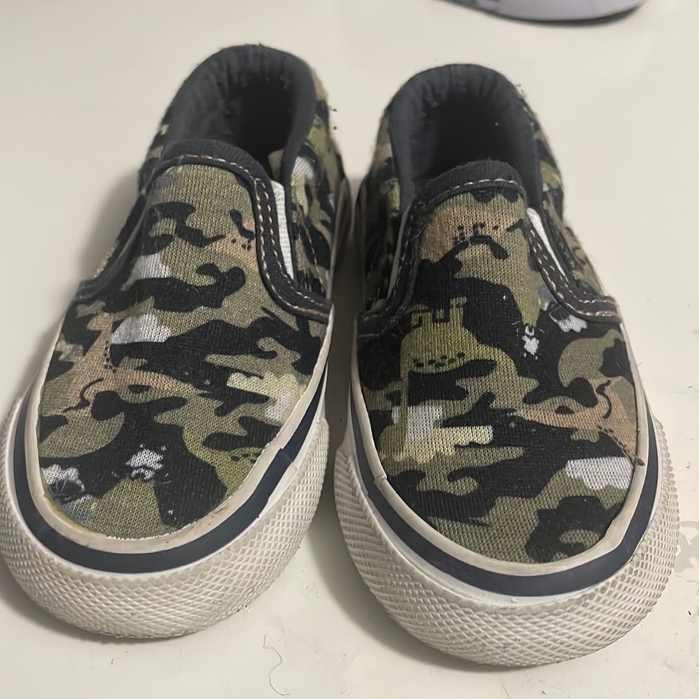 Tommy Bahama boy shoes Size 6